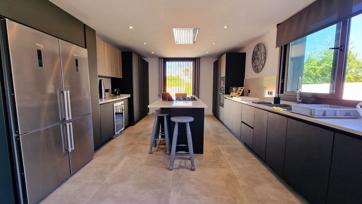 3 bedroom Villa for sale in San Pedro de Alcantara with pool garage - € 2,450,000 (Ref: 7702518)