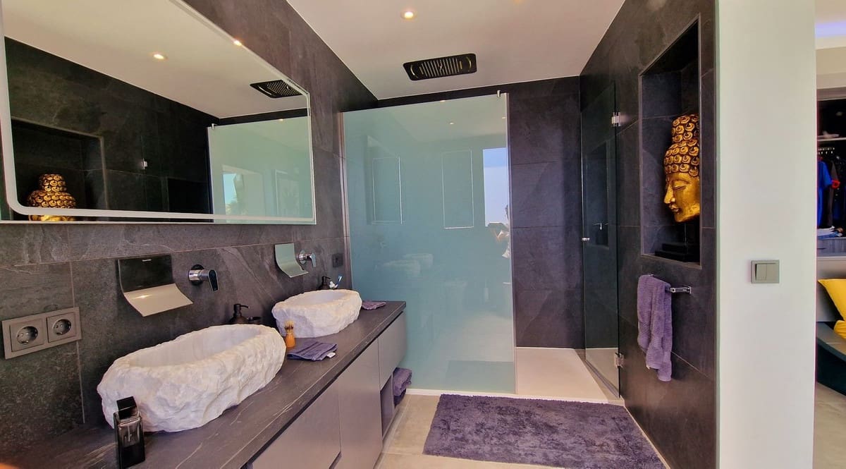 3 bedroom Villa for sale in San Pedro de Alcantara with pool garage - € 2,450,000 (Ref: 7702518)