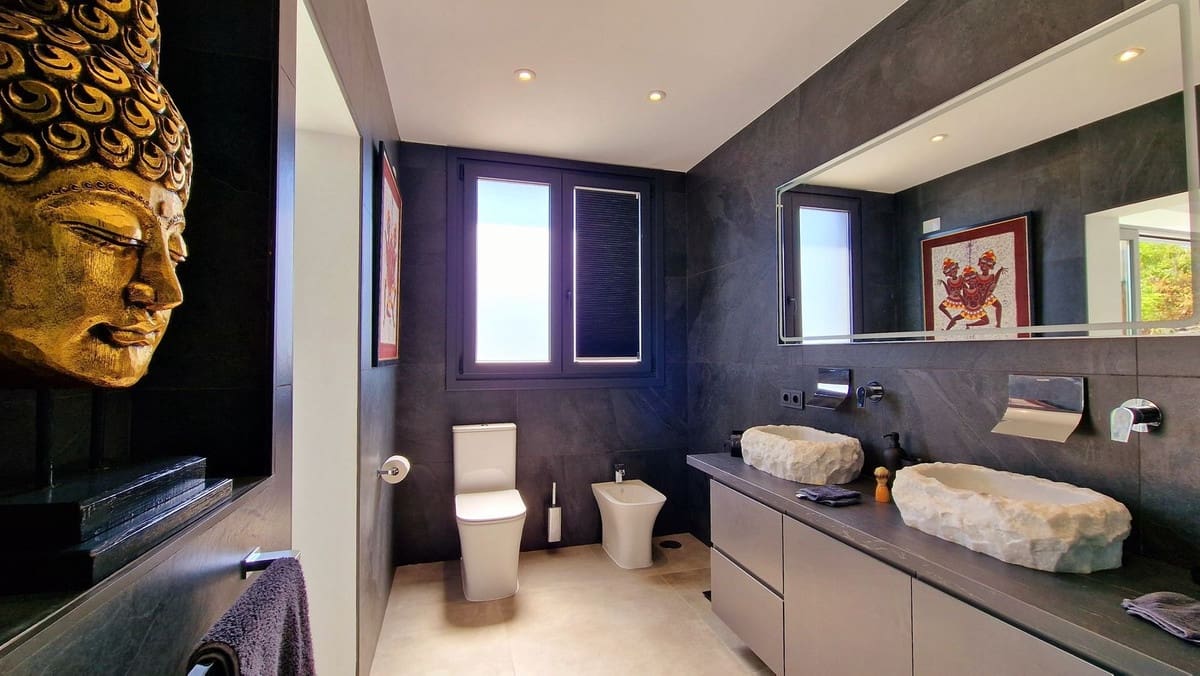 3 bedroom Villa for sale in San Pedro de Alcantara with pool garage - € 2,450,000 (Ref: 7702518)