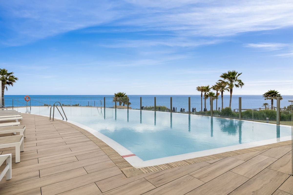 4 bedroom Penthouse for sale in Estepona with pool garage - € 1,350,000 (Ref: 9509451)
