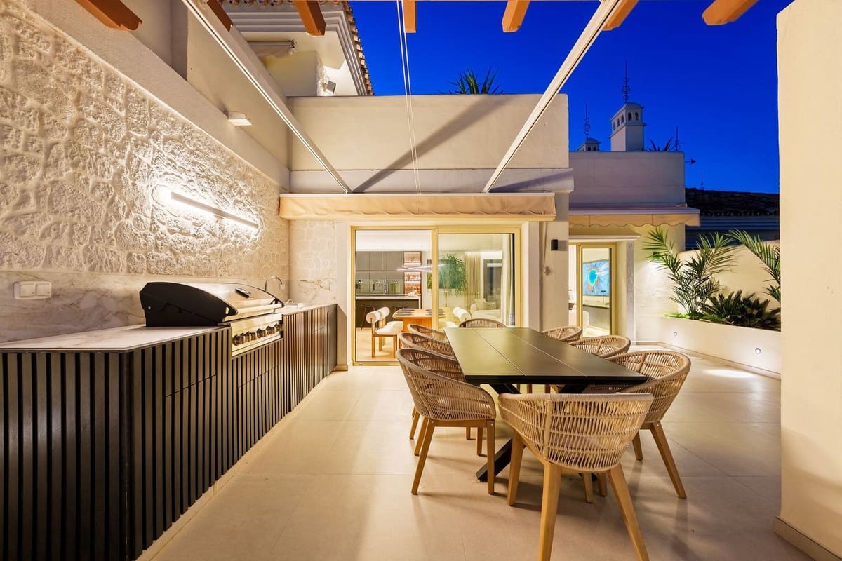 3 soverom Penthouse til salgs i Nueva Andalucia med svømmebasseng garasje - € 2 750 000 (Ref: 9509452)