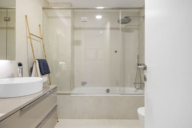 3 chambre Appartement à vendre à Estepona avec piscine garage - 995 000 € (Ref: 9509453)