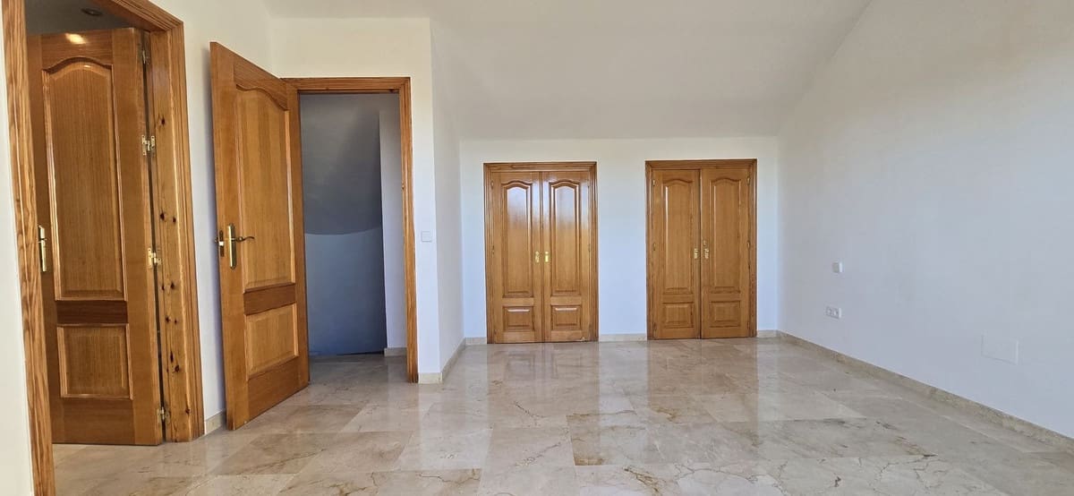 3 chambre Penthouse à vendre à Marbella avec piscine garage - 655 000 € (Ref: 9509454)