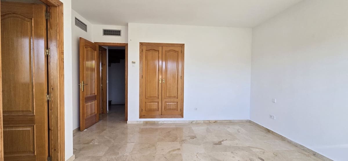 3 chambre Appartement à vendre à Nueva Andalucia avec piscine garage - 655 000 € (Ref: 9509455)