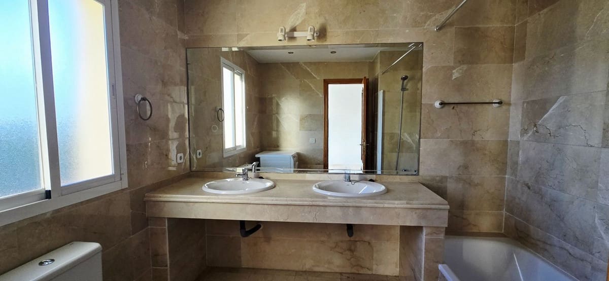 3 chambre Appartement à vendre à Nueva Andalucia avec piscine garage - 655 000 € (Ref: 9509455)