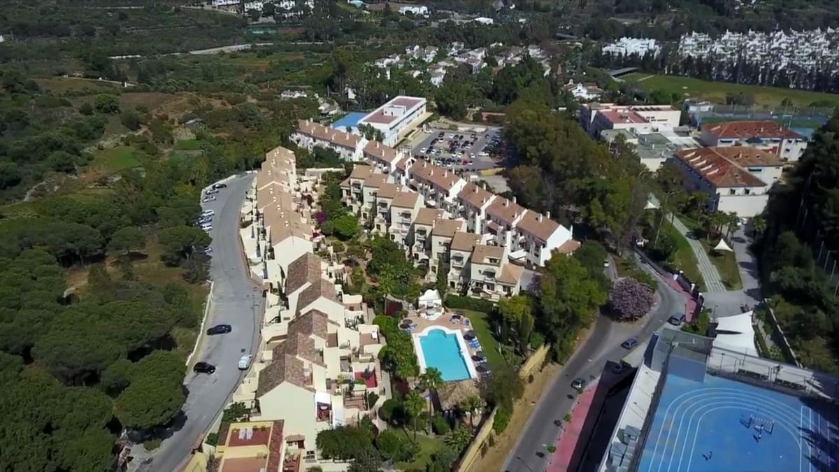 3 chambre Appartement à vendre à Nueva Andalucia avec piscine garage - 655 000 € (Ref: 9509455)