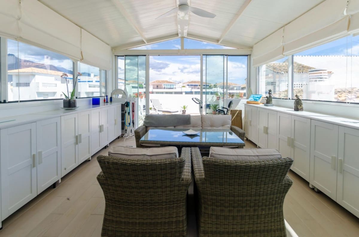 3 sypialnia Penthouse na sprzedaż w Puerto Banus z basenem garażem - 1 197 000 € (Ref: 9509458)