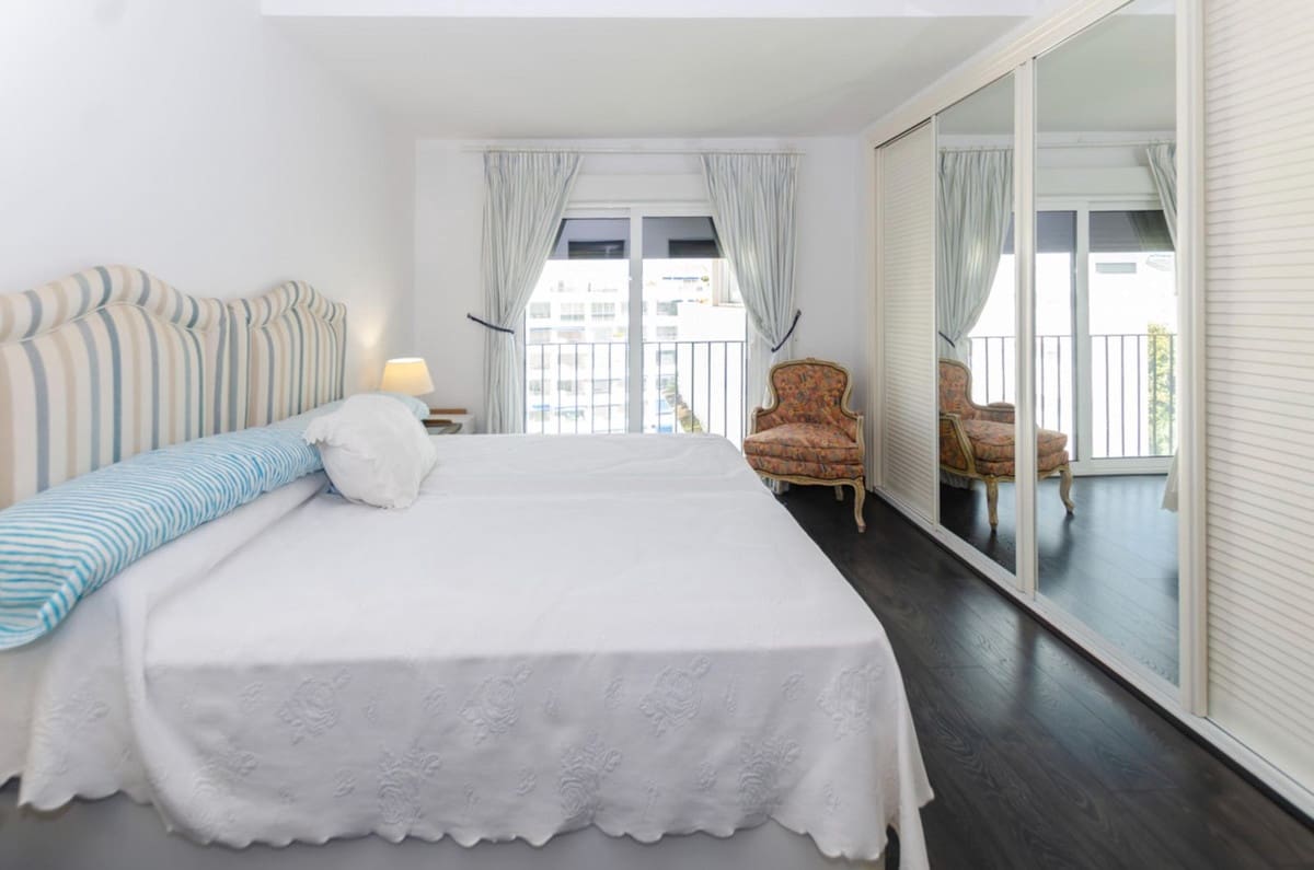 3 sypialnia Penthouse na sprzedaż w Puerto Banus z basenem garażem - 1 197 000 € (Ref: 9509458)