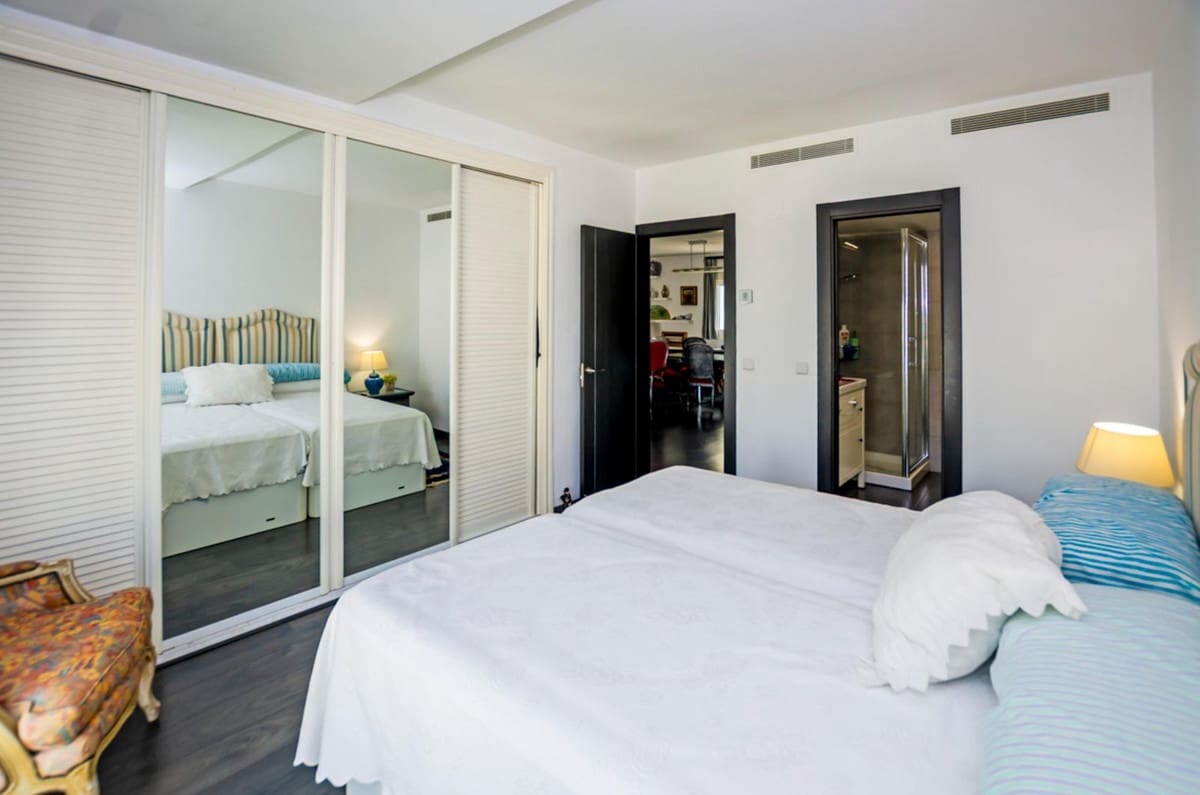 3 sypialnia Penthouse na sprzedaż w Puerto Banus z basenem garażem - 1 197 000 € (Ref: 9509458)
