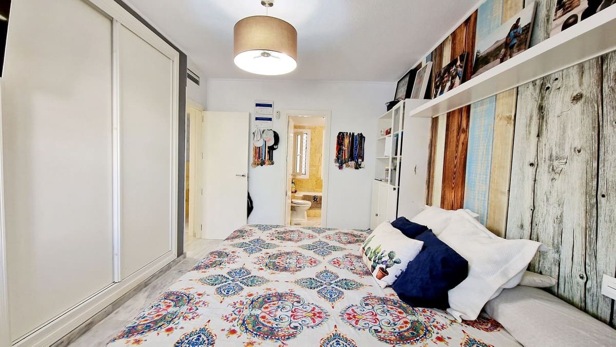 2 soverom Leilighet til salgs i Nueva Andalucia med svømmebasseng garasje - € 360 000 (Ref: 9509459)