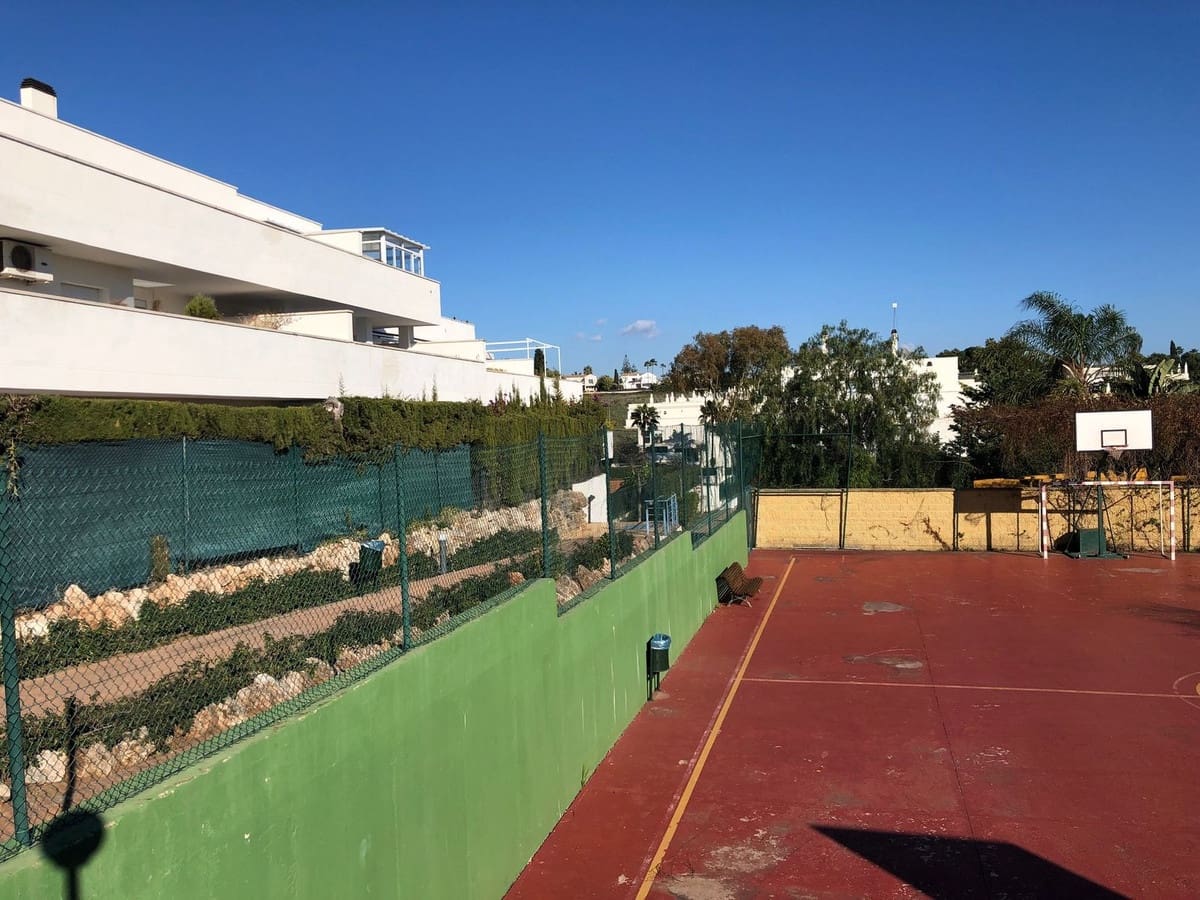 2 soveværelse Lejlighed til salg i Nueva Andalucia med swimmingpool garage - € 390.000 (Ref: 9509459)