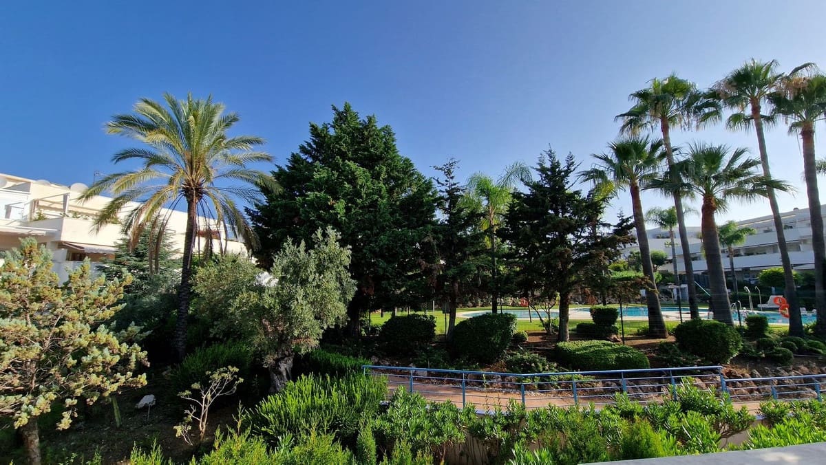 2 soveværelse Lejlighed til salg i Nueva Andalucia med swimmingpool garage - € 390.000 (Ref: 9509459)