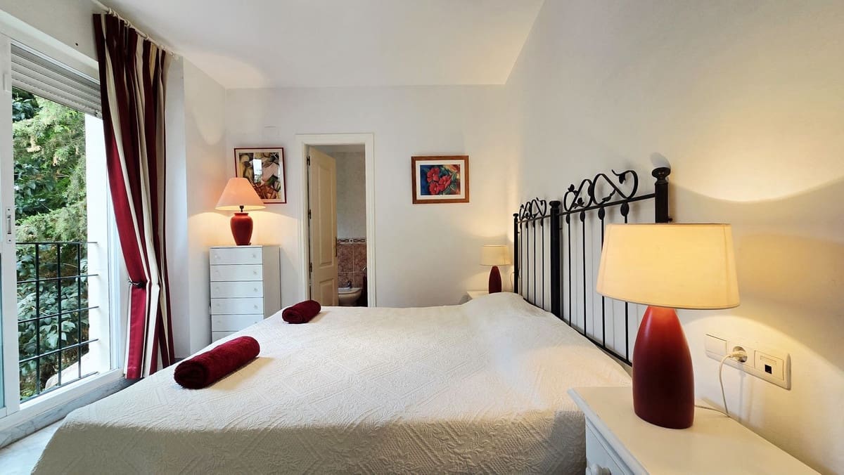 2 soverom Leilighet til salgs i Nueva Andalucia med svømmebasseng garasje - € 375 000 (Ref: 9509463)