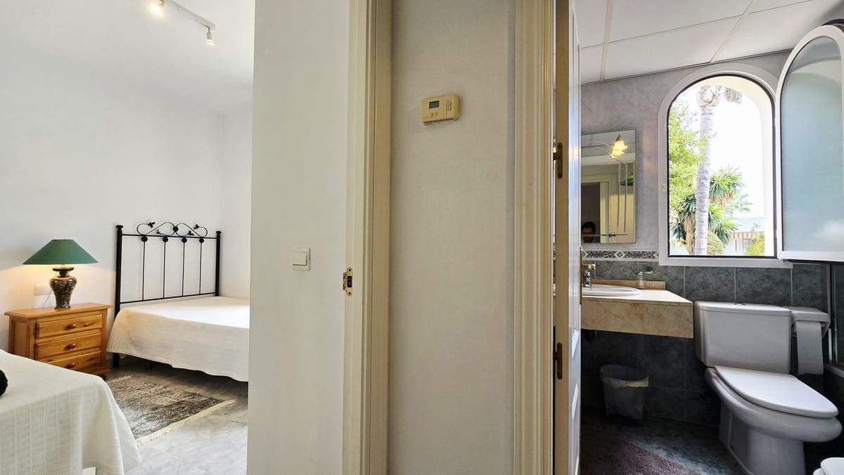 2 soverom Leilighet til salgs i Nueva Andalucia med svømmebasseng garasje - € 375 000 (Ref: 9509463)