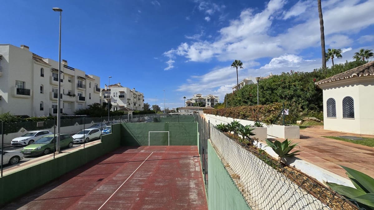 2 soverom Leilighet til salgs i Nueva Andalucia med svømmebasseng garasje - € 375 000 (Ref: 9509463)