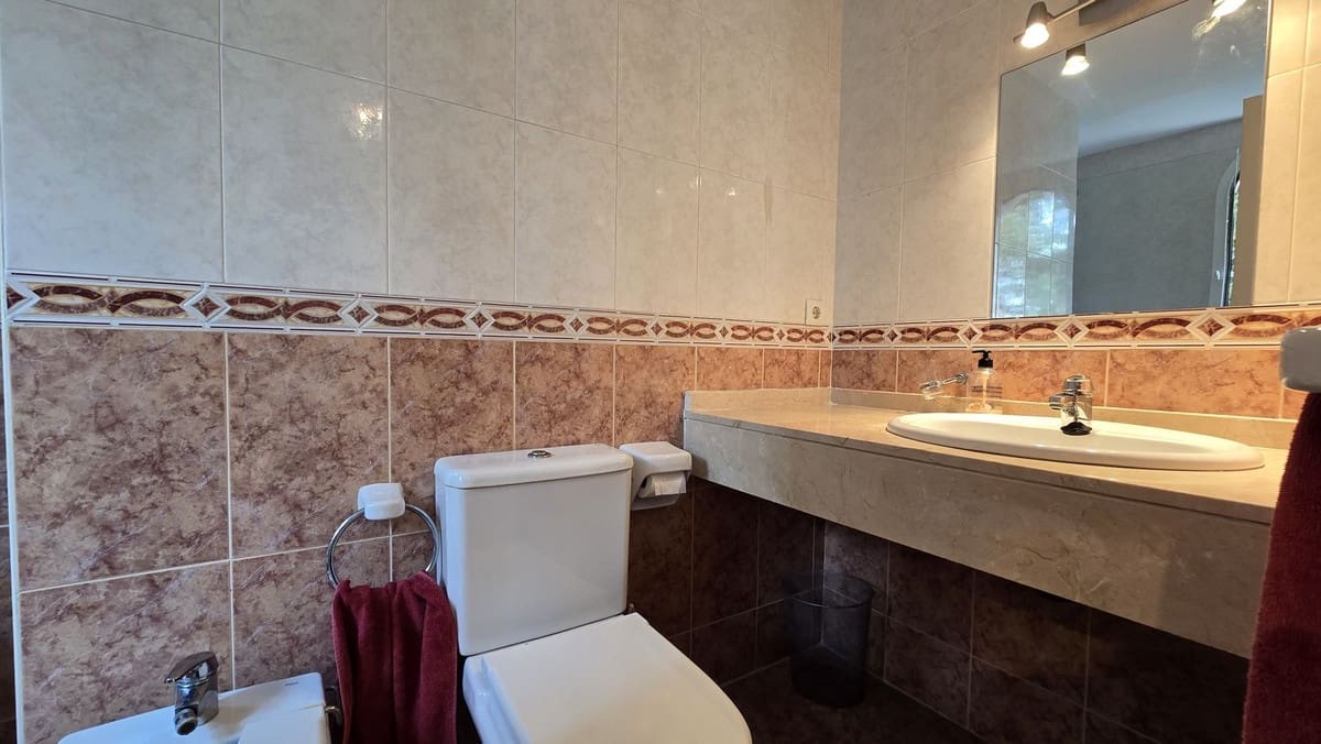 2 bedroom Apartment for sale in Nueva Andalucia with pool garage - € 375,000 (Ref: 9509463)