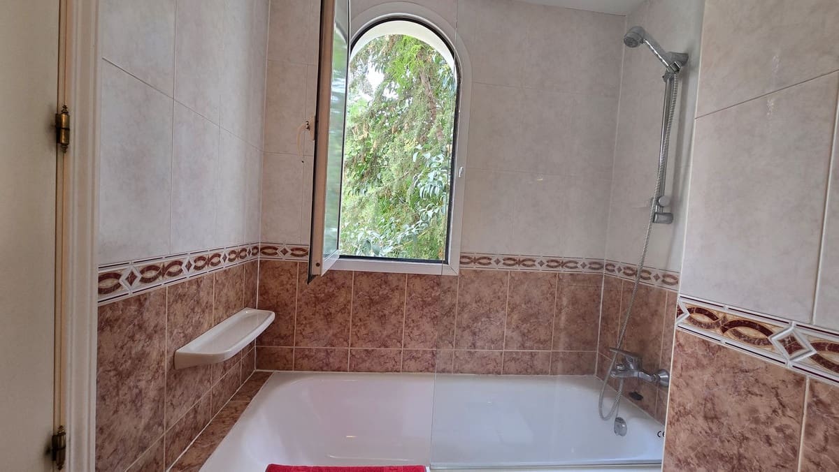 2 bedroom Apartment for sale in Nueva Andalucia with pool garage - € 375,000 (Ref: 9509463)