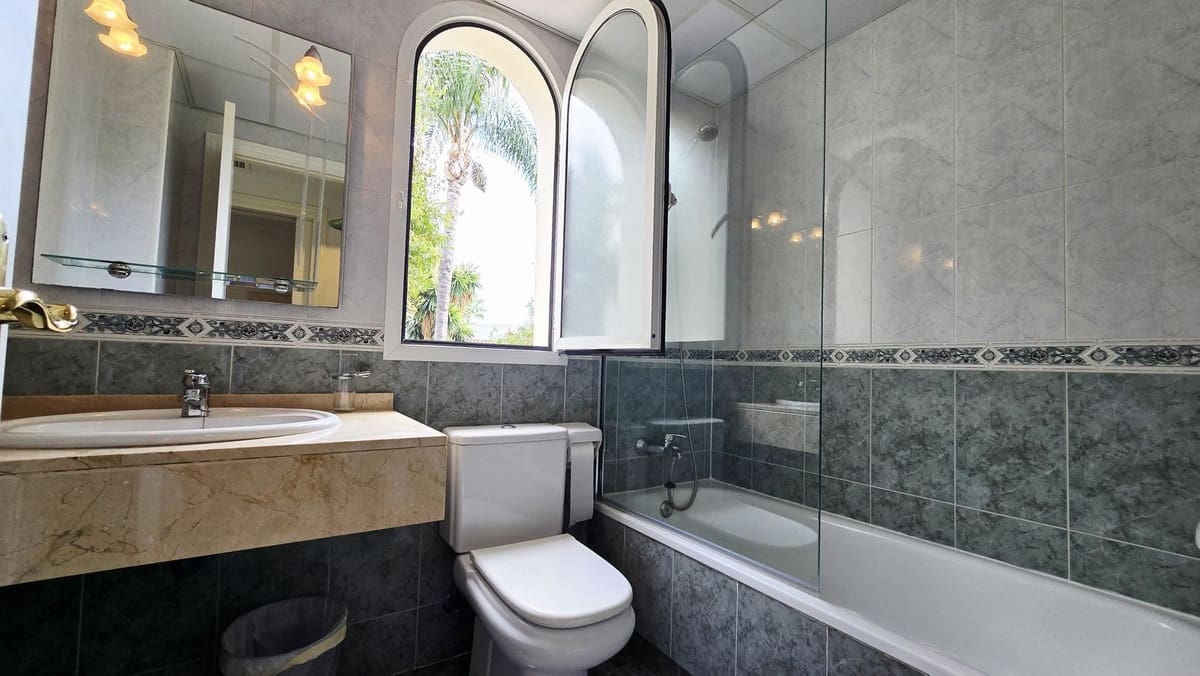 2 bedroom Apartment for sale in Nueva Andalucia with pool garage - € 375,000 (Ref: 9509463)