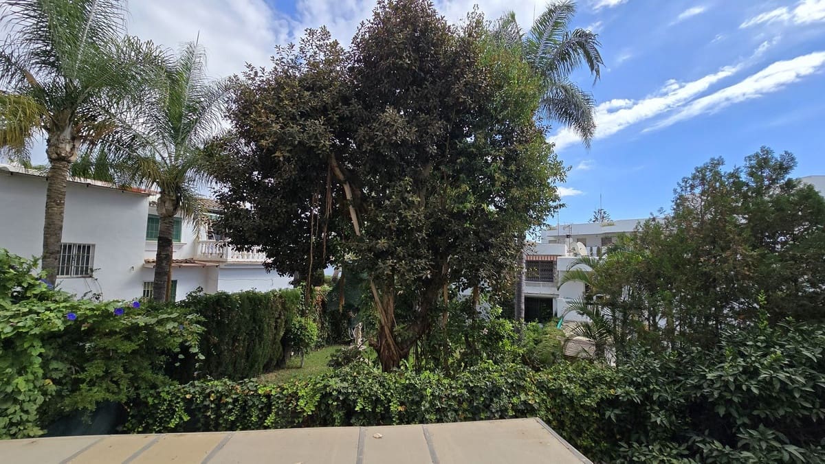 2 bedroom Apartment for sale in Nueva Andalucia with pool garage - € 375,000 (Ref: 9509463)