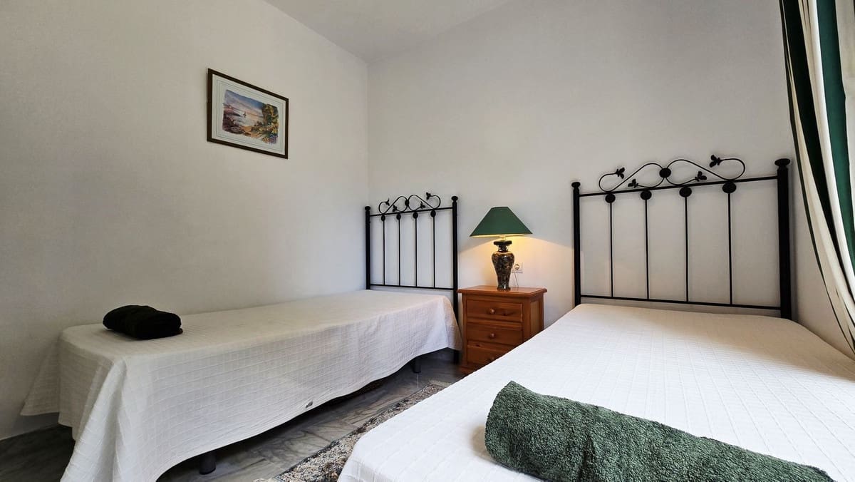 2 slaapkamer Appartement te koop in Nueva Andalucia met zwembad garage - € 375.000 (Ref: 9509463)