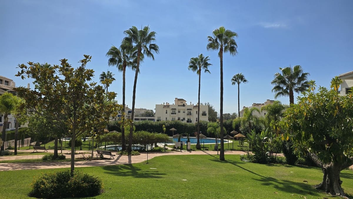 2 slaapkamer Appartement te koop in Nueva Andalucia met zwembad garage - € 375.000 (Ref: 9509463)