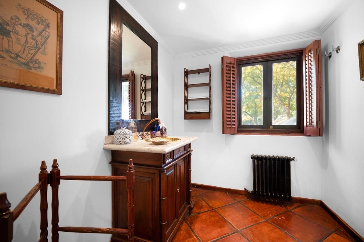 5 slaapkamer Villa te koop in Nueva Andalucia met zwembad garage - € 2.495.000 (Ref: 9509466)