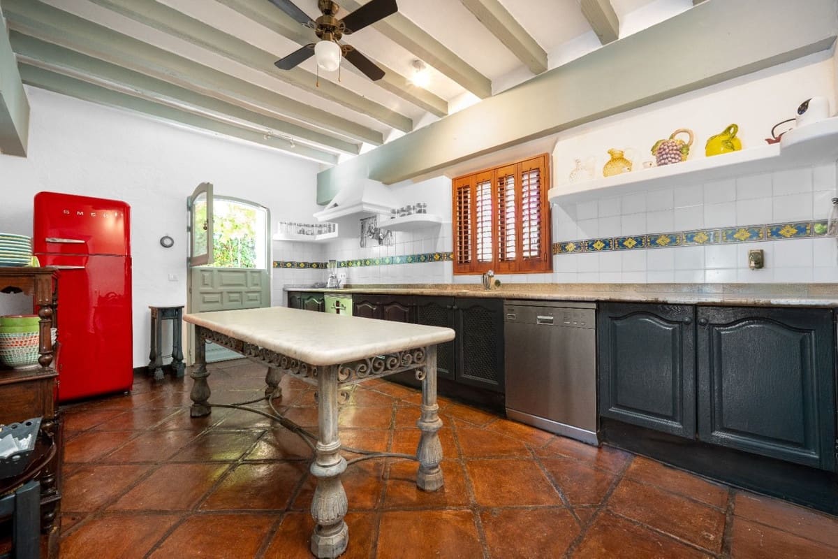 5 slaapkamer Villa te koop in Nueva Andalucia met zwembad garage - € 2.495.000 (Ref: 9509466)