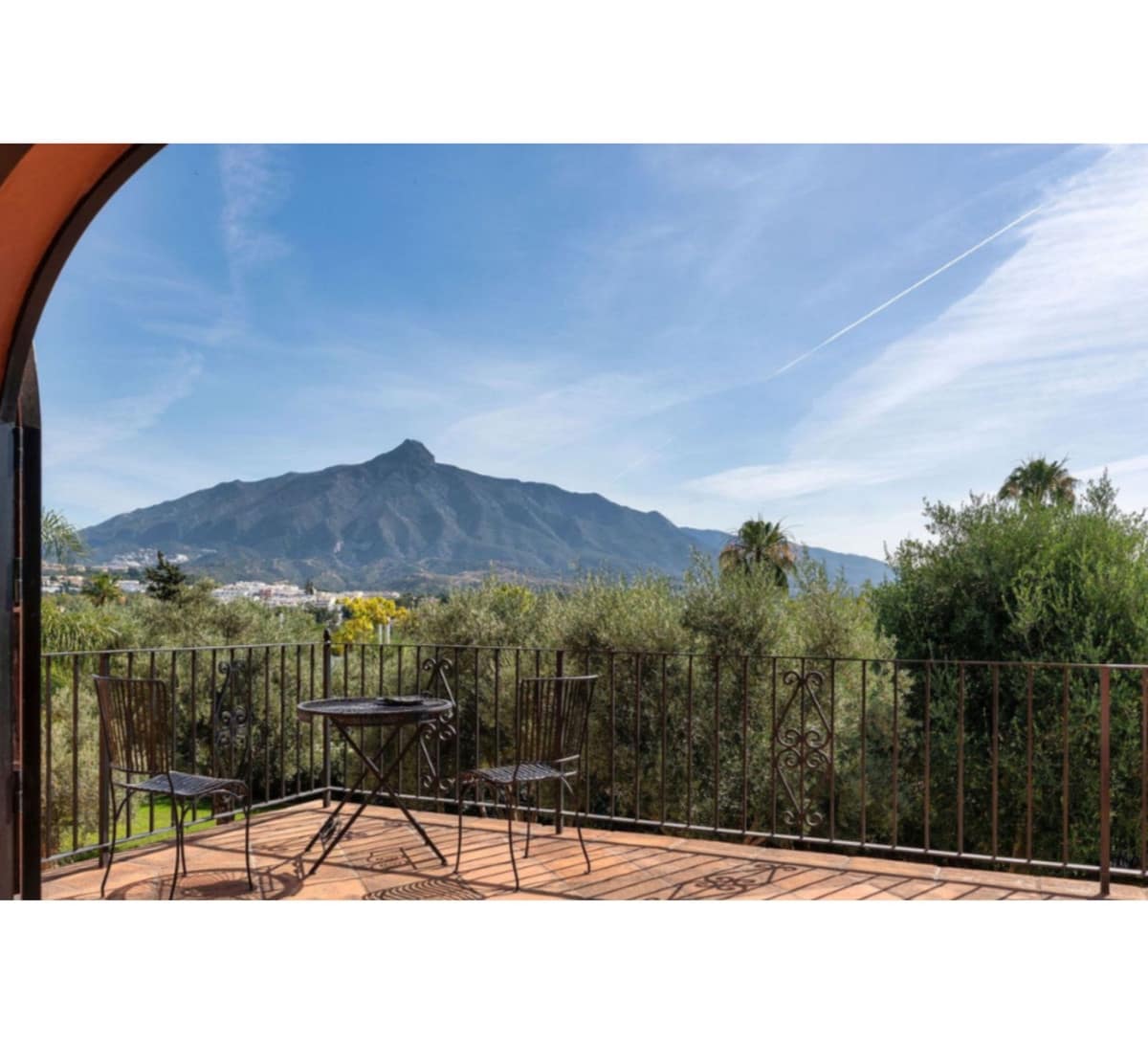 5 slaapkamer Villa te koop in Nueva Andalucia met zwembad garage - € 2.495.000 (Ref: 9509466)