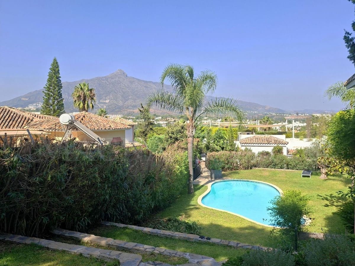 5 slaapkamer Villa te koop in Nueva Andalucia met zwembad garage - € 2.495.000 (Ref: 9509466)