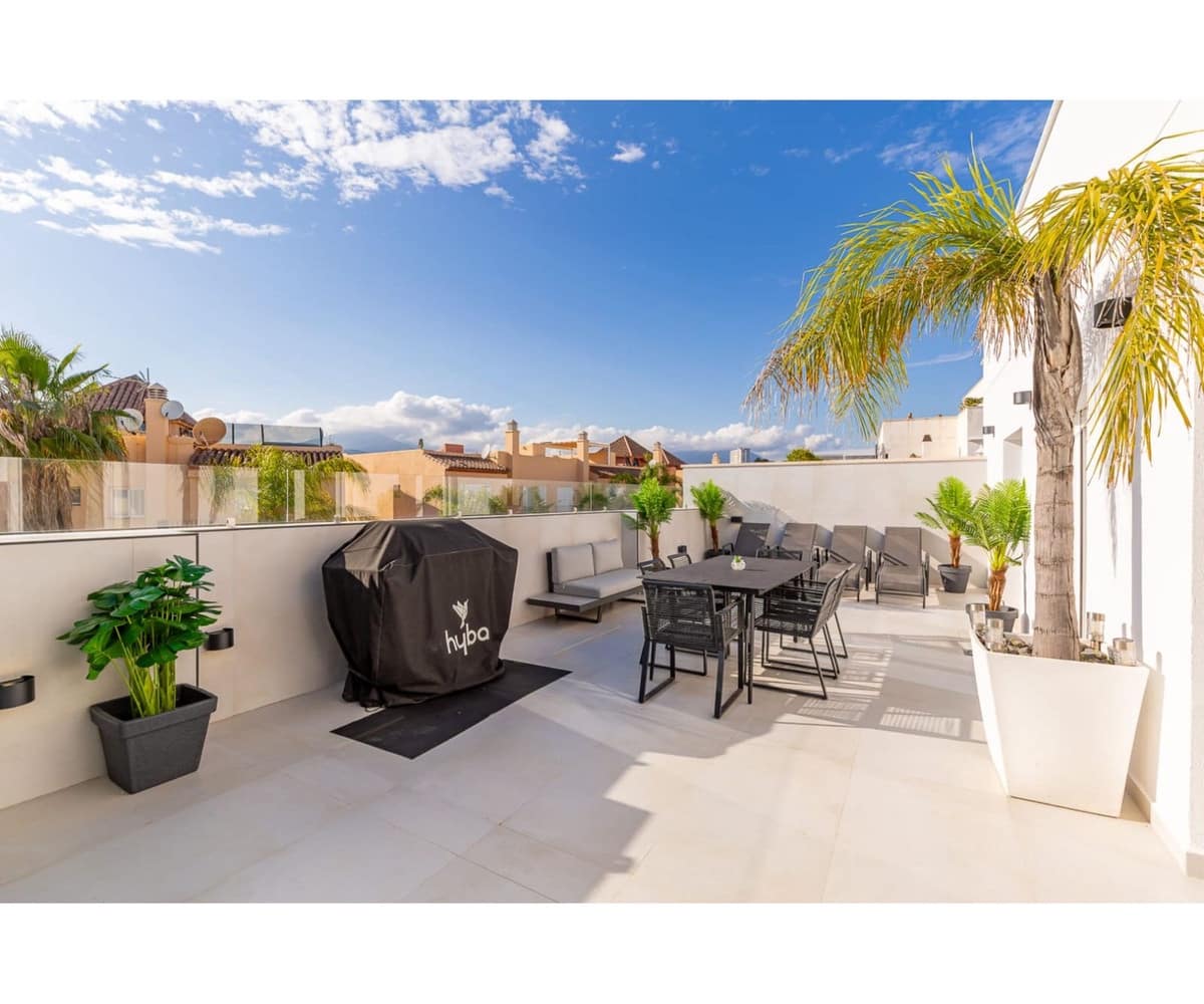3 soverom Penthouse til salgs i Nueva Andalucia med svømmebasseng garasje - € 777 000 (Ref: 9509472)