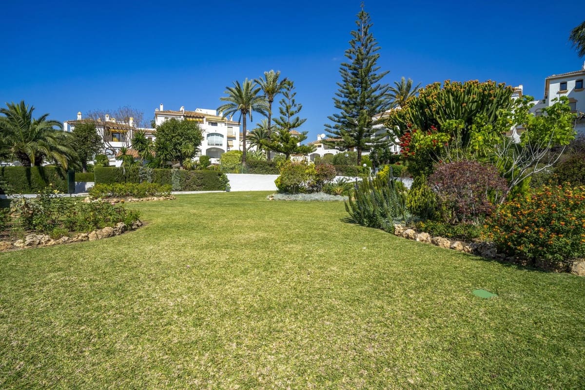 3 soveværelse Lejlighed til salg i Nueva Andalucia med swimmingpool - € 1.090.000 (Ref: 9509478)