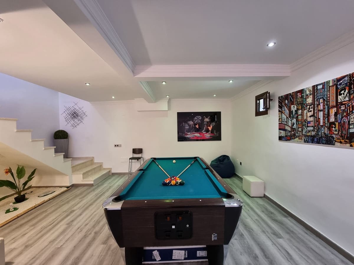 Chalet de 4 habitaciones en Estepona en venta con piscina garaje - 980.000 € (Ref: 9509479)