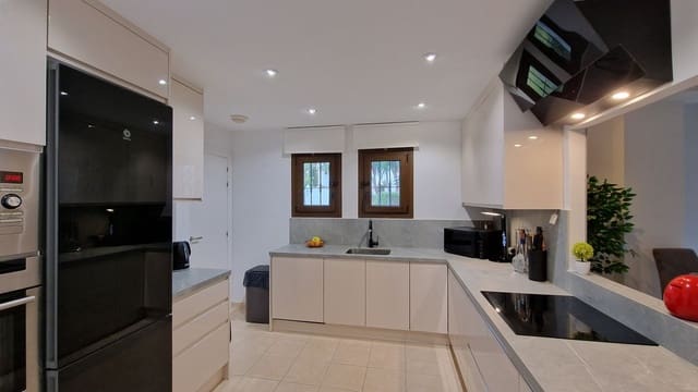 4 soveværelse Villa til salg i Estepona med swimmingpool garage - € 980.000 (Ref: 9509479)