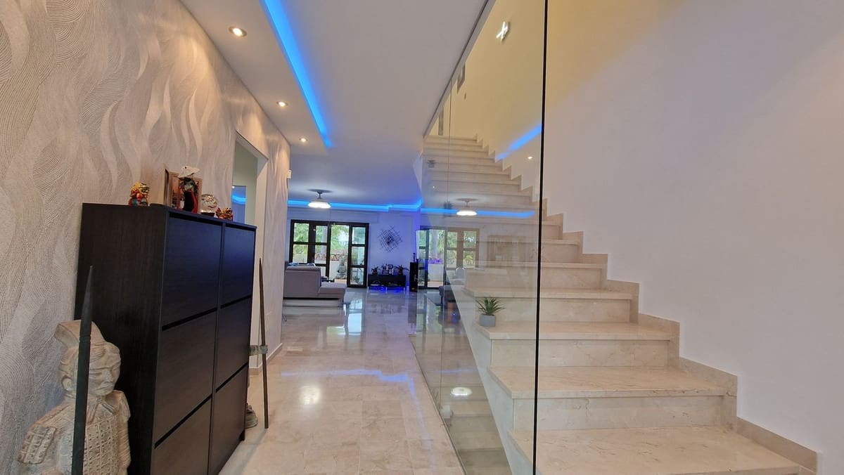 Chalet de 4 habitaciones en Estepona en venta con piscina garaje - 980.000 € (Ref: 9509479)