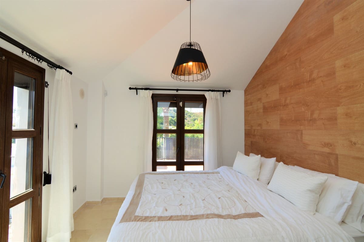 Chalet de 4 habitaciones en Estepona en venta con piscina garaje - 980.000 € (Ref: 9509479)