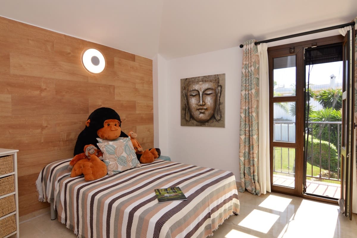 Chalet de 4 habitaciones en Estepona en venta con piscina garaje - 980.000 € (Ref: 9509479)