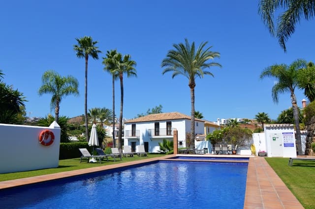 4 soveværelse Villa til salg i Estepona med swimmingpool garage - € 980.000 (Ref: 9509479)