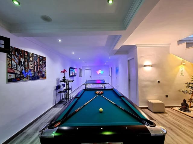 4 soveværelse Villa til salg i Estepona med swimmingpool garage - € 980.000 (Ref: 9509479)