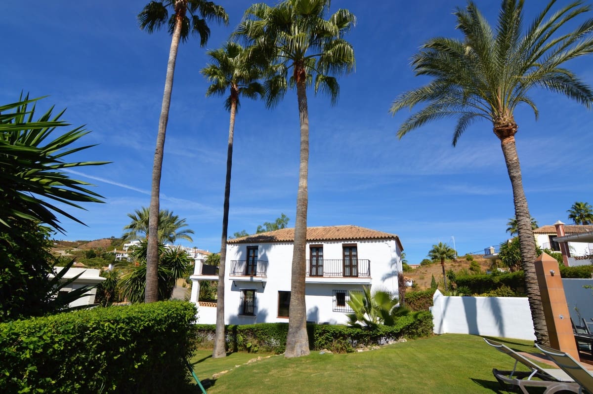 Chalet de 4 habitaciones en Estepona en venta con piscina garaje - 980.000 € (Ref: 9509479)