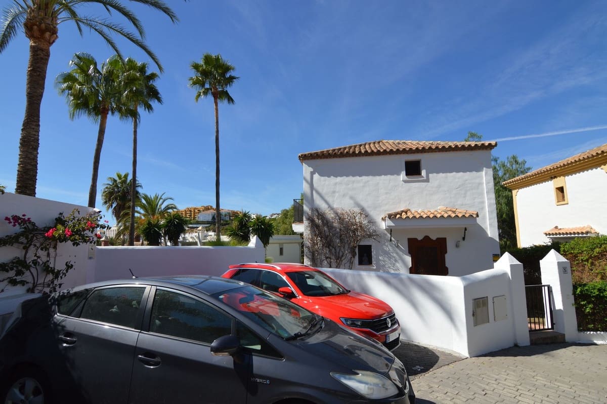 Chalet de 4 habitaciones en Estepona en venta con piscina garaje - 980.000 € (Ref: 9509479)