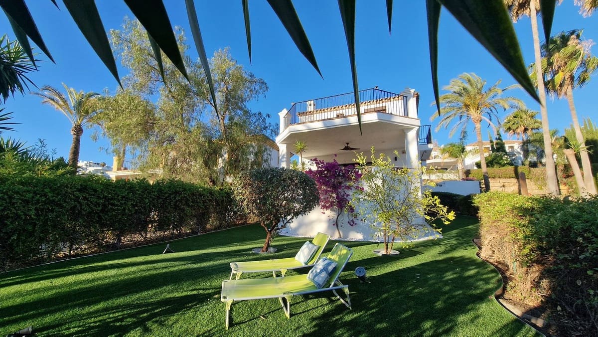 Chalet de 4 habitaciones en Estepona en venta con piscina garaje - 980.000 € (Ref: 9509479)