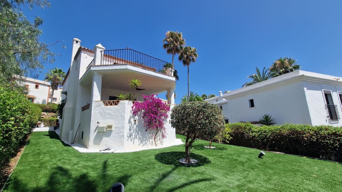 Chalet de 4 habitaciones en Estepona en venta con piscina garaje - 980.000 € (Ref: 9509479)