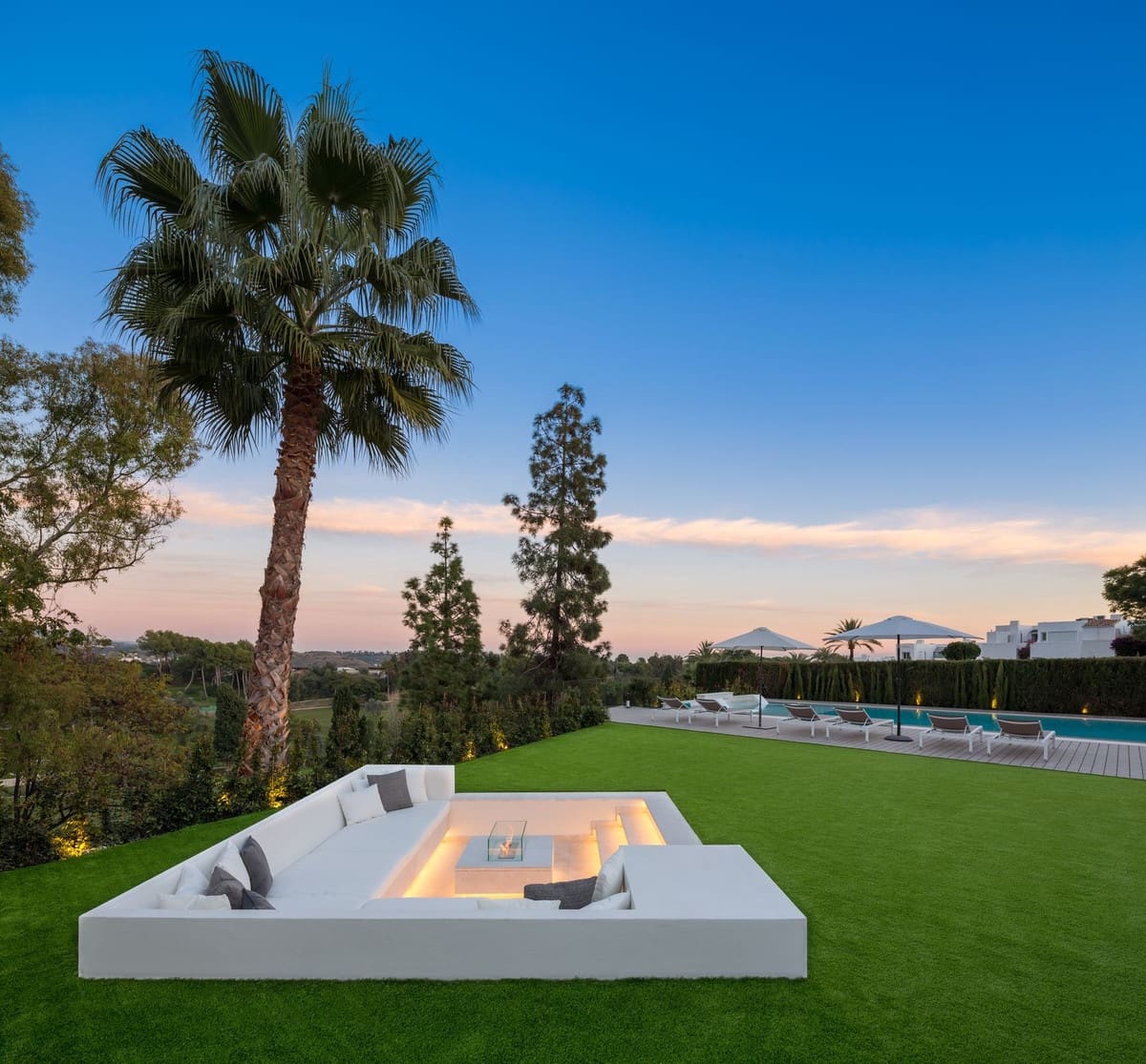 5 soverom Villa til salgs i Nueva Andalucia med svømmebasseng garasje - € 4 495 000 (Ref: 9509480)