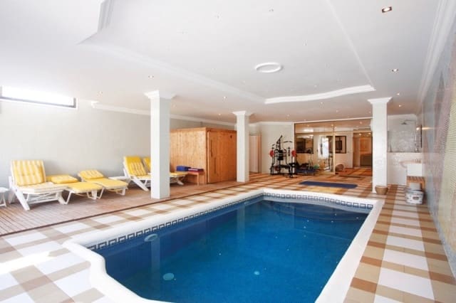 6 sypialnia Willa na sprzedaż w Estepona z basenem garażem - 2 750 000 € (Ref: 9509482)