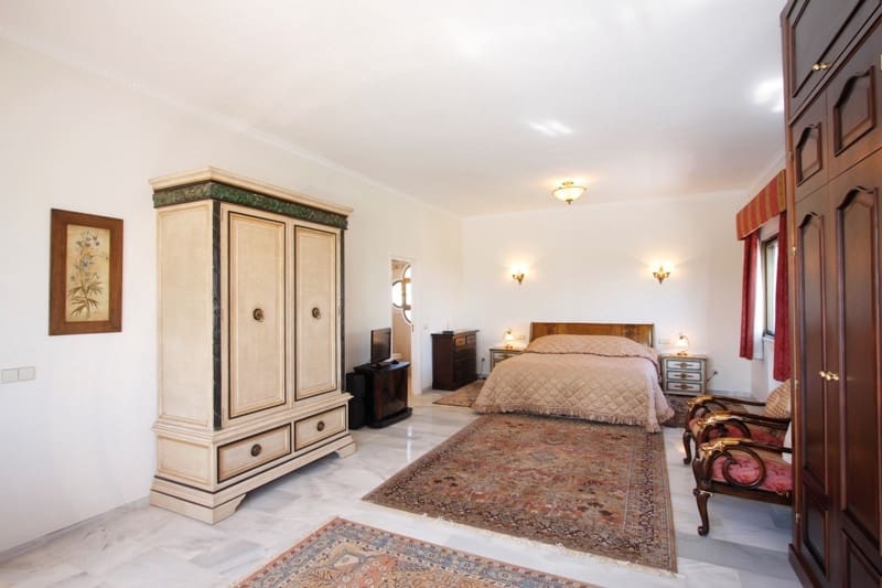 6 bedroom Villa for sale in Estepona with pool garage - € 2,750,000 (Ref: 9509482)