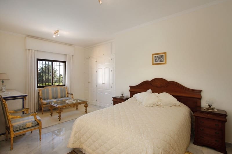 6 bedroom Villa for sale in Estepona with pool garage - € 2,750,000 (Ref: 9509482)