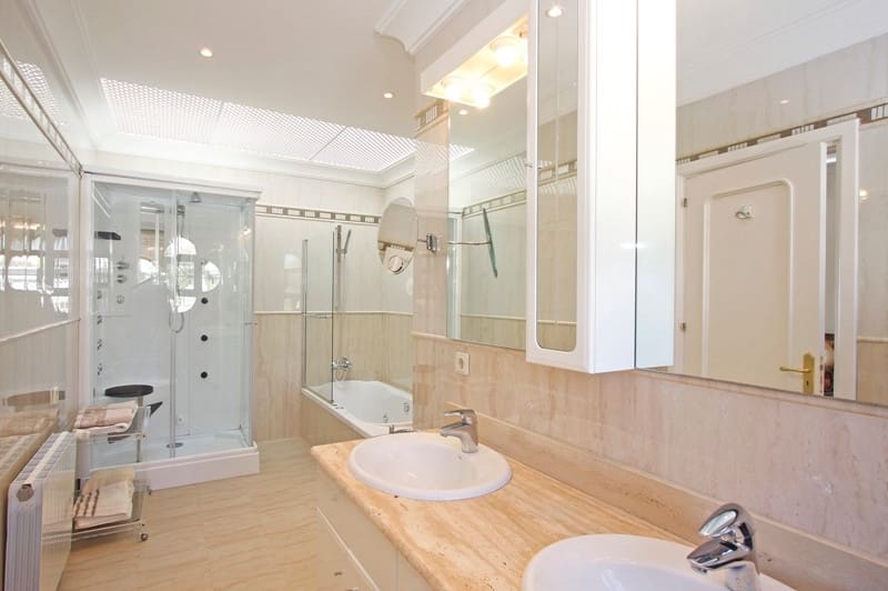 6 bedroom Villa for sale in Estepona with pool garage - € 2,750,000 (Ref: 9509482)