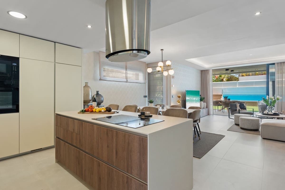 5 bedroom Townhouse for sale in Puerto Banus with pool - € 2,395,000 (Ref: 9509485)