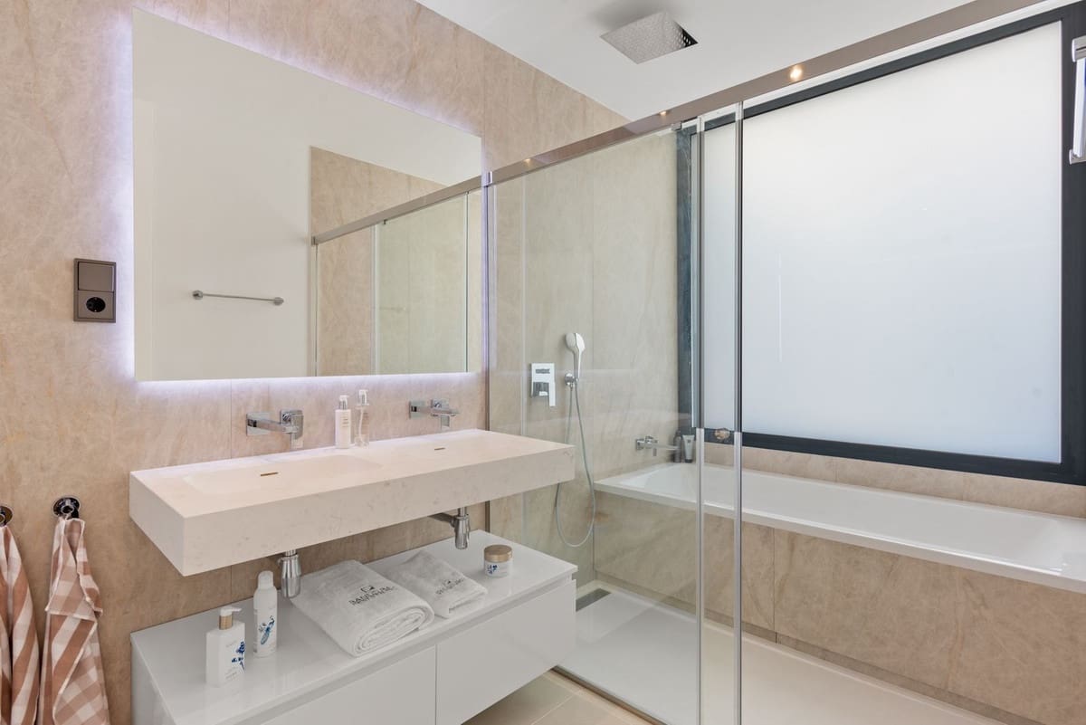 5 bedroom Townhouse for sale in Puerto Banus with pool - € 2,395,000 (Ref: 9509485)