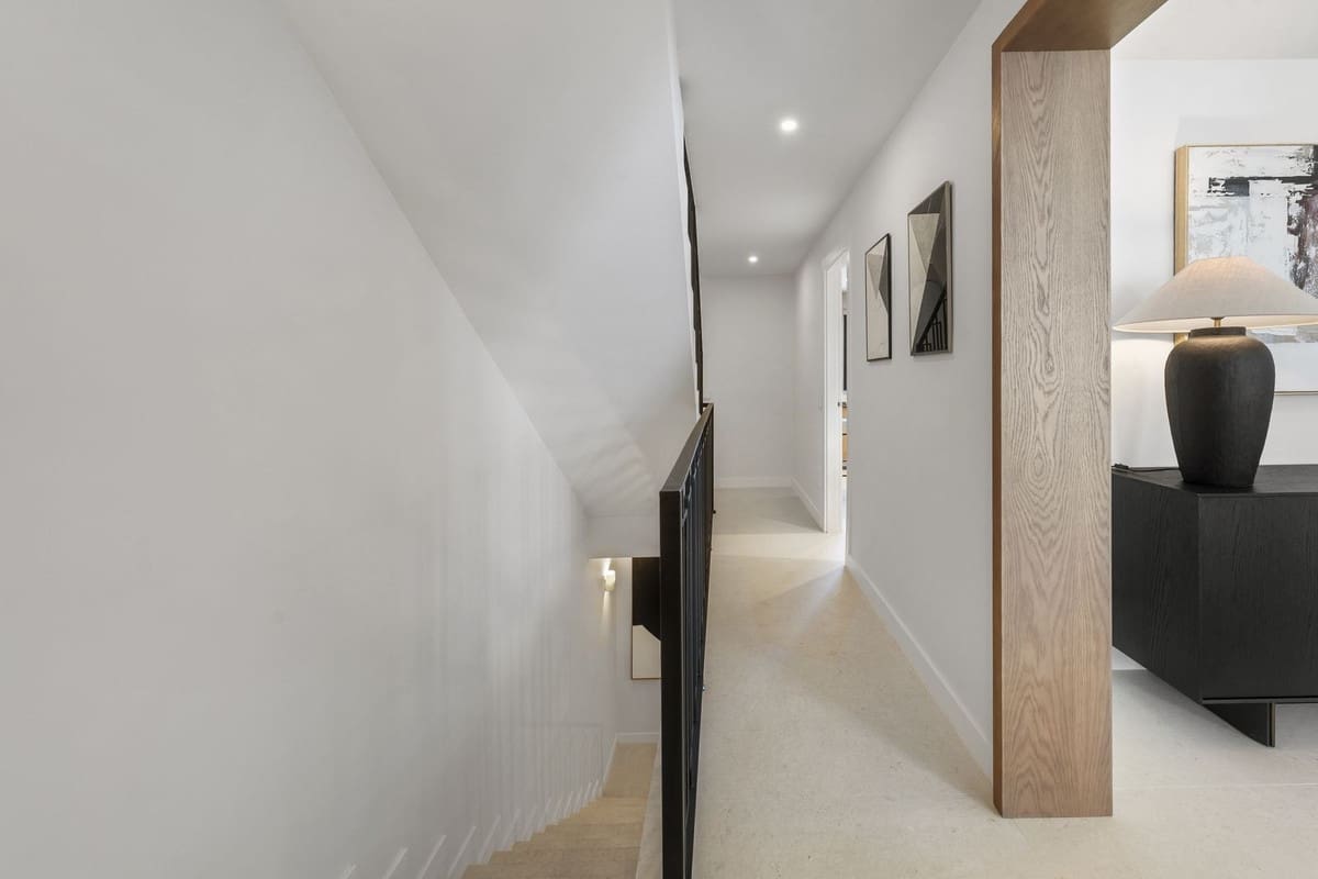 4 sypialnia Dom na sprzedaż w Nueva Andalucia z basenem garażem - 1 850 000 € (Ref: 9509493)